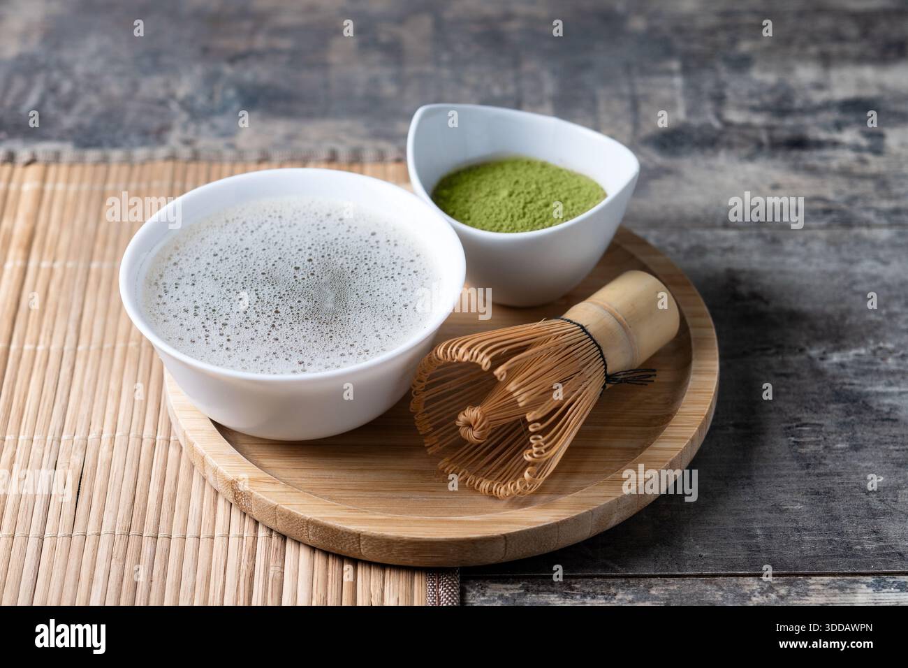 Thé vert Matcha japonais traditionnel sur table en bois Banque D'Images