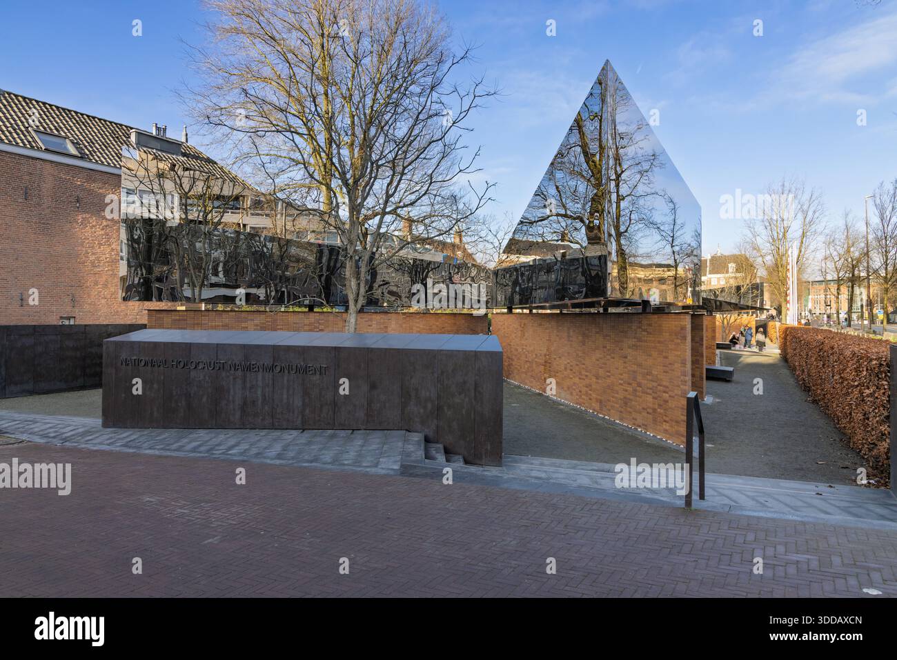 Vue large du Monument national des noms de l'Holocauste à Amsterdam, montrant les surfaces géométriques en miroir reflétant le ciel et les arbres Banque D'Images