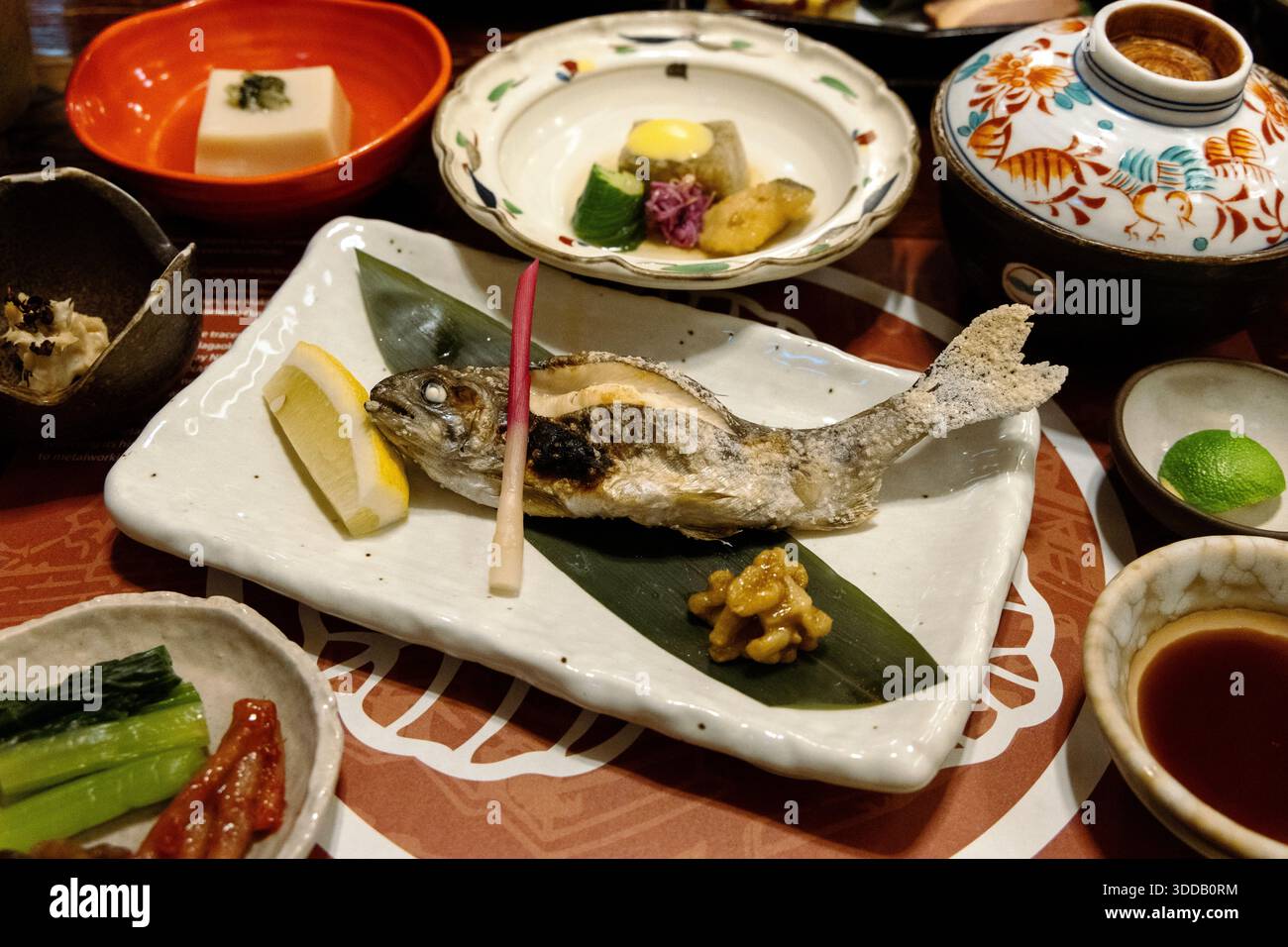 Sakana No Shioyaki (poisson salé) lors d'un dîner traditionnel japonais composé de plusieurs plats kaiseki à Kanaguya Onsen Ryokan, Shibu Onsen, Yudanaka, Nagano, Banque D'Images