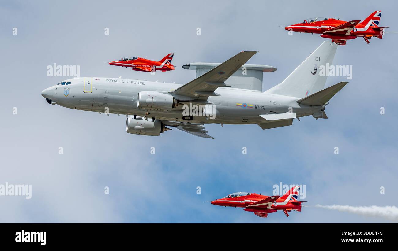 Royal Air Force - Boeing E-7 Wedgetail survolant avec les flèches rouges au Royal International Air Tattoo (RIAT) 2025. Banque D'Images