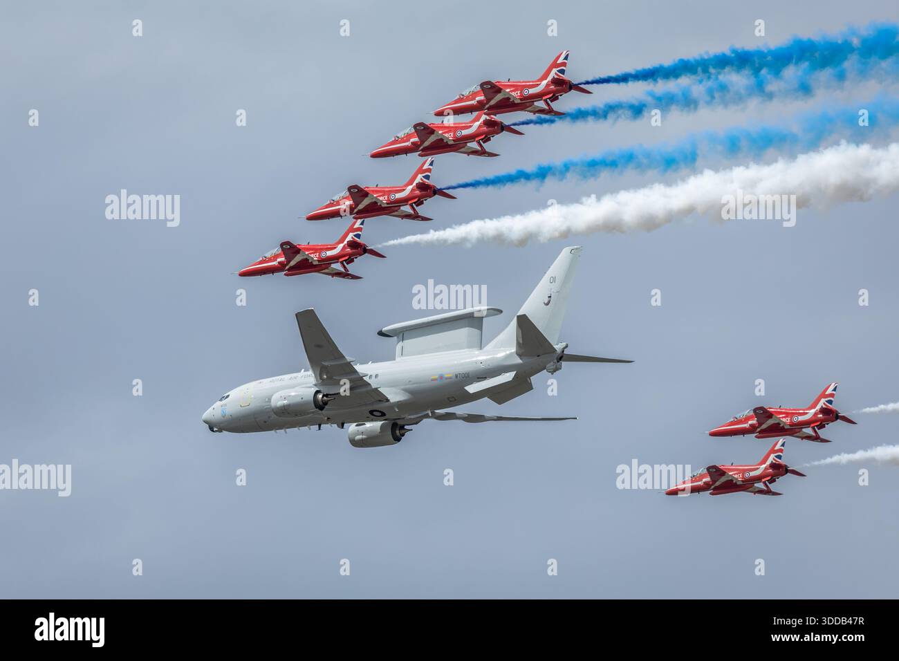Royal Air Force - Boeing E-7 Wedgetail survolant avec les flèches rouges au Royal International Air Tattoo (RIAT) 2025. Banque D'Images