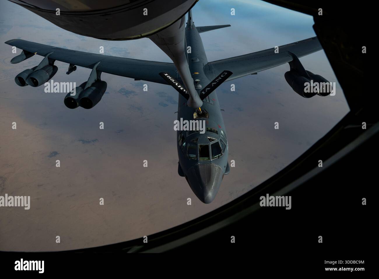 Un avion B-52 Stratofortress de l'US Air Force affecté au 96th Expeditionary Bomb Squadron ravitaille lors d'une mission de Bomber Task Force aux États-Unis Banque D'Images