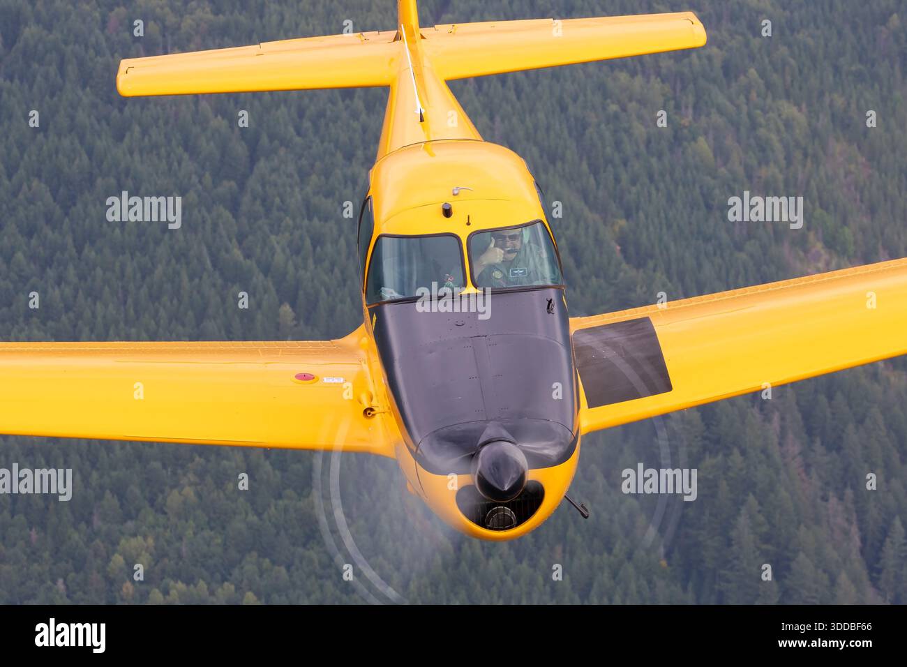 Le QL-17 Navion nord-américain de l'Aviation royale canadienne, immatriculé N4579K, numéro de série 17505, code militaire 505, et fabricant NAV-4-1579, est présenté dans la peinture de la Force aérienne canadienne d'un point de vue rapproché du pilote lors d'un vol air-air au salon aéronautique international d'Abbotsford 2025. Cet avion monomoteur à aile basse montre les commandes détaillées du cockpit, le tableau de bord, le fuselage, les ailes, la queue, hélice, train d'atterrissage et marquages opérationnels utilisés pour les missions d'entraînement et de liaison. Banque D'Images