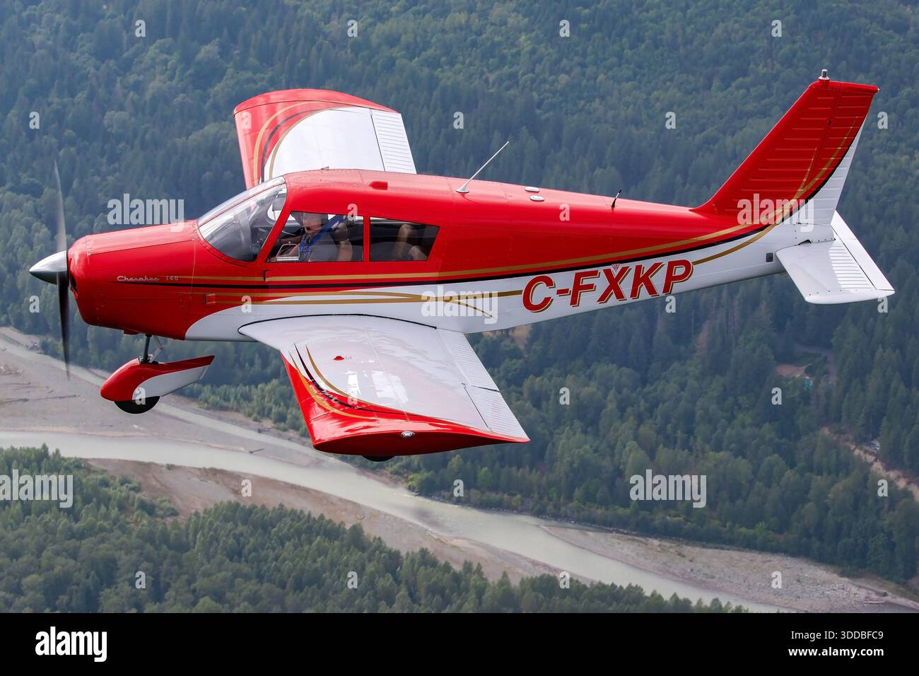Le Piper PA-28-140 Cherokee, immatriculé C-FXKP, numéro de série 28-22195, est un avion léger monomoteur conçu pour l'aviation générale. L'avion est montré dans une perspective de pilote en gros plan au salon aéronautique international d'Abbotsford au Canada en 2039. Il dispose d'une configuration à aile basse, d'un train d'atterrissage tricycle fixe et d'une avionique standard pour l'entraînement au vol et l'utilisation récréative. La photo met en évidence le poste de pilotage, la chape de commande et le tableau de bord pendant le vol. Banque D'Images