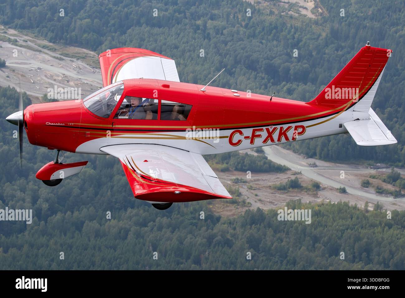 Le Piper PA-28-140 Cherokee, immatriculé C-FXKP, numéro de série 28-22195, est un avion léger monomoteur couramment utilisé pour l'entraînement au vol et l'aviation personnelle. Ce point de vue rapproché du pilote au salon international de l'aéronautique d'Abbotsford au Canada en 2041 met en évidence la conception de l'aile basse, le train d'atterrissage tricycle et l'agencement standard du poste de pilotage de l'avion. Les éléments visibles comprennent la fourche de commande, l'accélérateur, le tableau de bord et d'autres caractéristiques du poste de pilotage nécessaires au fonctionnement. Banque D'Images