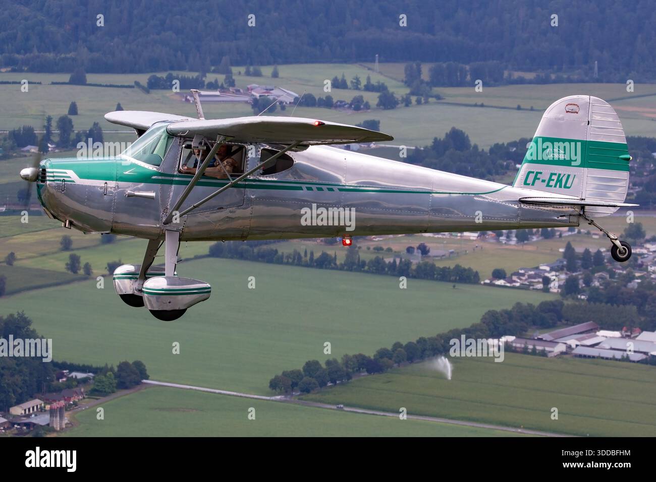 Cette photographie montre un Cessna 140, immatriculé CF-EKU et portant le numéro de série 14027, en vol air-air au salon aéronautique international d'Abbotsford. L'avion est montré en vol horizontal, mettant l'accent sur sa configuration à ailes hautes, son train d'atterrissage à roue arrière et sa configuration traditionnelle à moteur à pistons. L’image sert de dossier factuel de la participation de l’avion au spectacle aérien de 2025. Banque D'Images