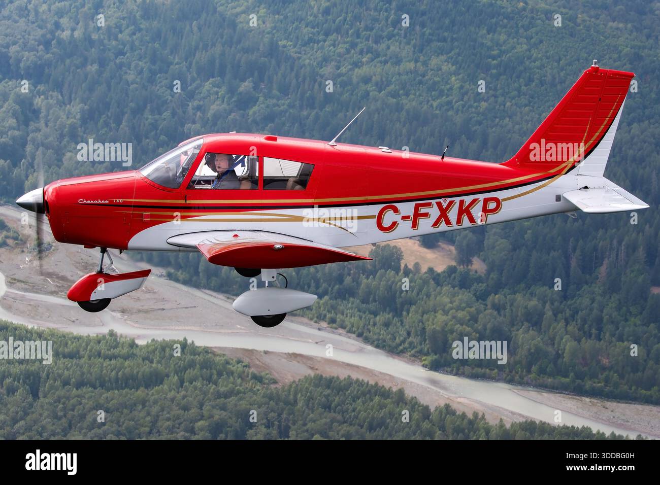 Le Piper PA-28-140 Cherokee, immatriculé C-FXKP sous le numéro de série 28-22195, est un avion léger monomoteur de l'aviation générale. Capturé à partir d'un point de vue rapproché du pilote au salon international de l'aéronautique d'Abbotsford au Canada en 2040, l'avion démontre sa conception à aile basse, son train d'atterrissage tricycle fixe et ses instruments de poste de pilotage standard. L'image met l'accent sur les commandes du pilote, le joug, l'accélérateur et les instruments de vol utilisés pour l'entraînement et les opérations de vol récréatif. Banque D'Images