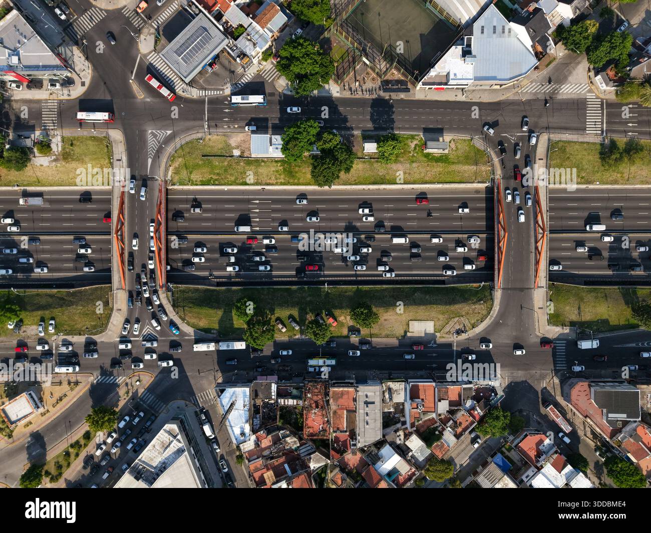 Une intersection très fréquentée avec beaucoup de circulation et un pont sur une autoroute. Vue aérienne Banque D'Images