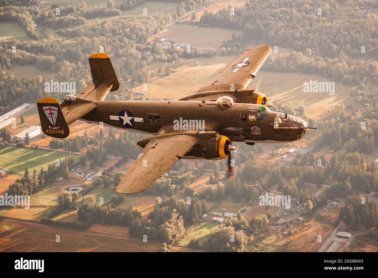 Un bombardier nord-américain B-25 Mitchell apparaît en vol lors d'une démonstration air-air au salon international de l'aéronautique d'Abbotsford au Canada en 2025. Portant des marquages historiques de l'US Air Force et de l'Army Air Forces, l'avion est immatriculé N8195H et marqué comme série 43-0748 avec le titre d'art de nez 'Heavenly Body'. La configuration bimoteur de l'avion, la cellule métallique et le schéma de peinture de temps de guerre sont clairement visibles, illustrant la conception de ce bombardier moyen tel qu'il est conservé pour les expositions de vol public. Banque D'Images