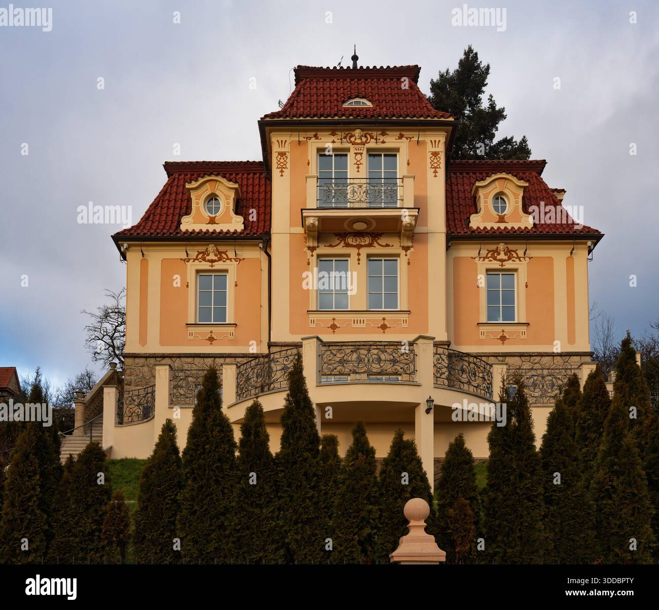 Villa privée ornée de 1935 avec un parc dans la rue Na Krocínce, Prague - Prosek. Banque D'Images