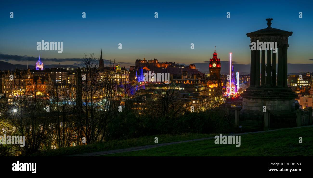 Vue panoramique du monument Dugald Stewart et des gratte-ciel d'Édimbourg au crépuscule depuis Calton Hill à Édimbourg, Écosse, Royaume-Uni Banque D'Images