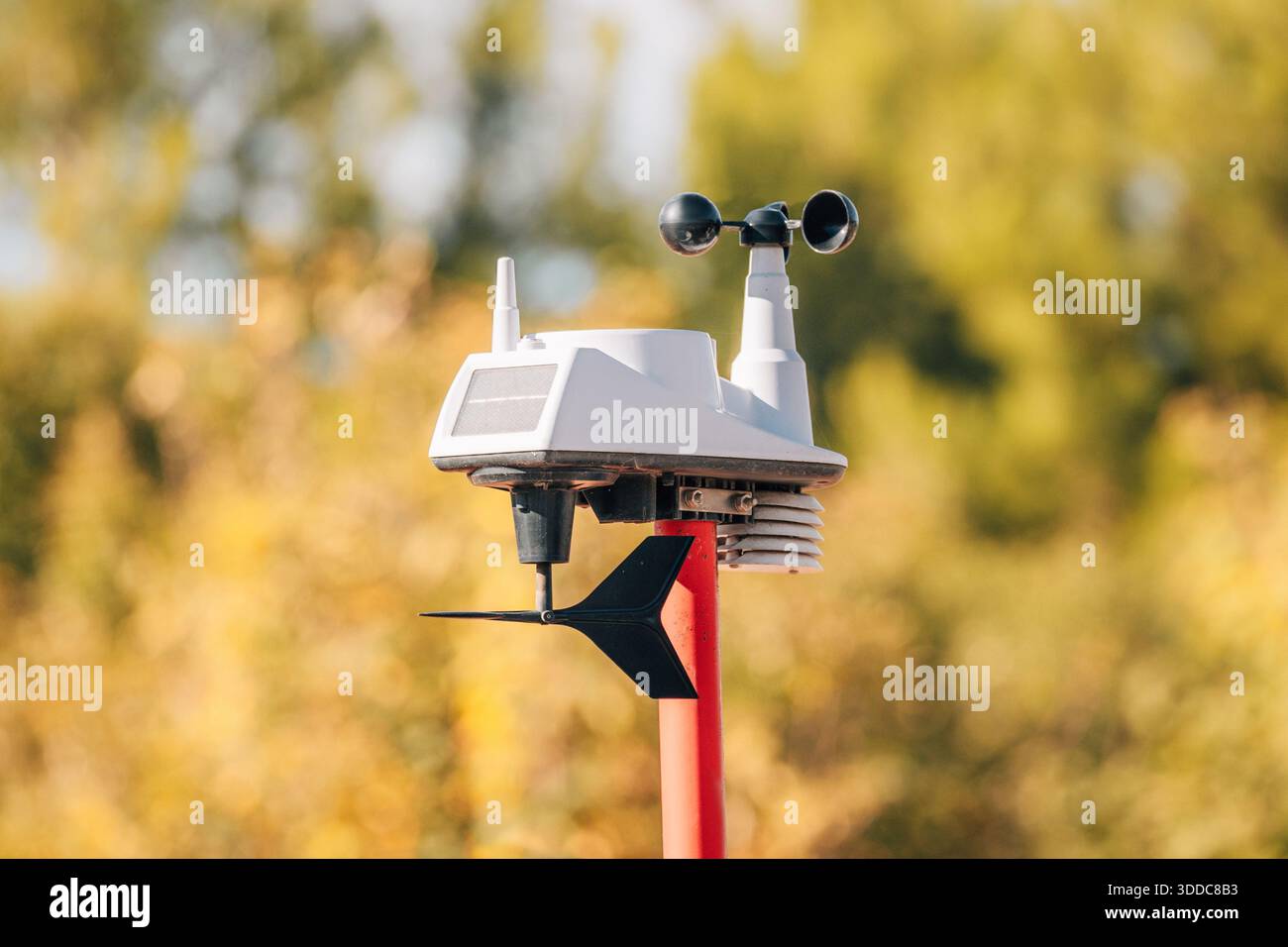 Station météorologique collectant des données météorologiques avec anémomètre, girouette et panneau solaire pour la recherche et la prévision climatiques Banque D'Images