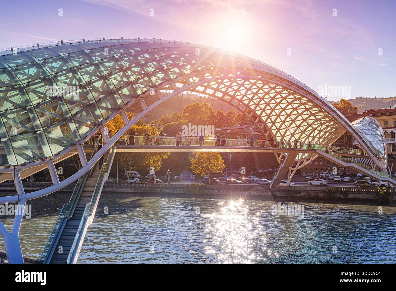 31 octobre 2025, Tbilissi, Géorgie : pont emblématique de la paix, travée piétonne en verre et en acier au-dessus de la rivière Kura Banque D'Images