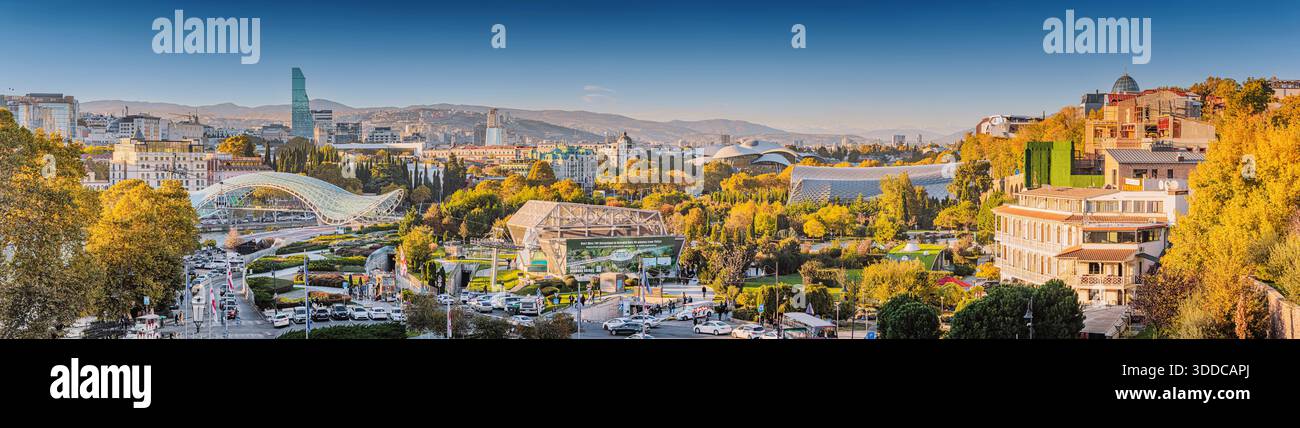 31 octobre 2025, Tbilissi, Géorgie : paysage urbain capturant Rike Park avec des arbres d'automne, une architecture contemporaine et la rivière Kura Banque D'Images