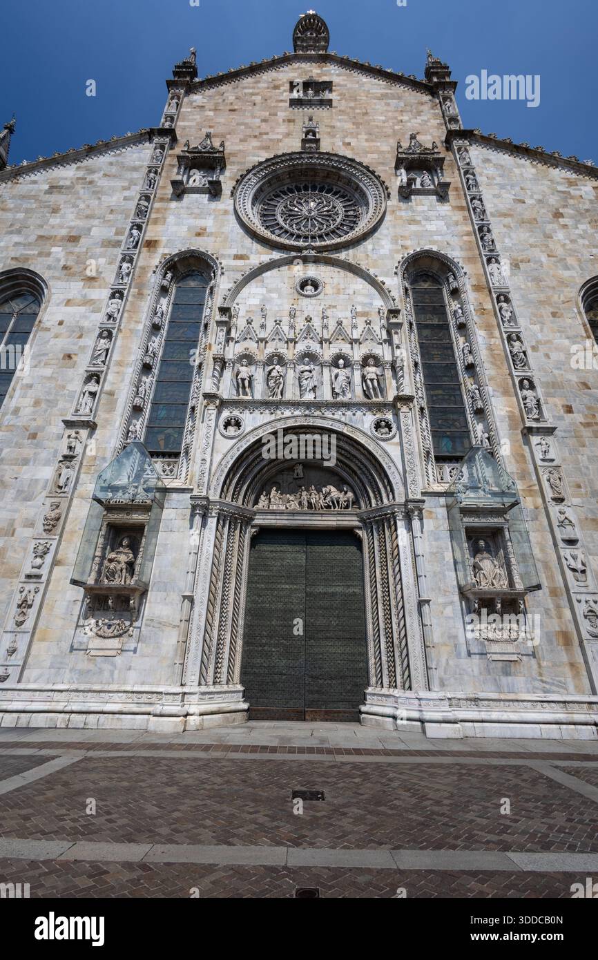 Une grande façade gothique de cathédrale avec une grande rosace, des sculptures complexes en pierre et de grandes arches. Les détails architecturaux riches capturent le patrimoine, Banque D'Images