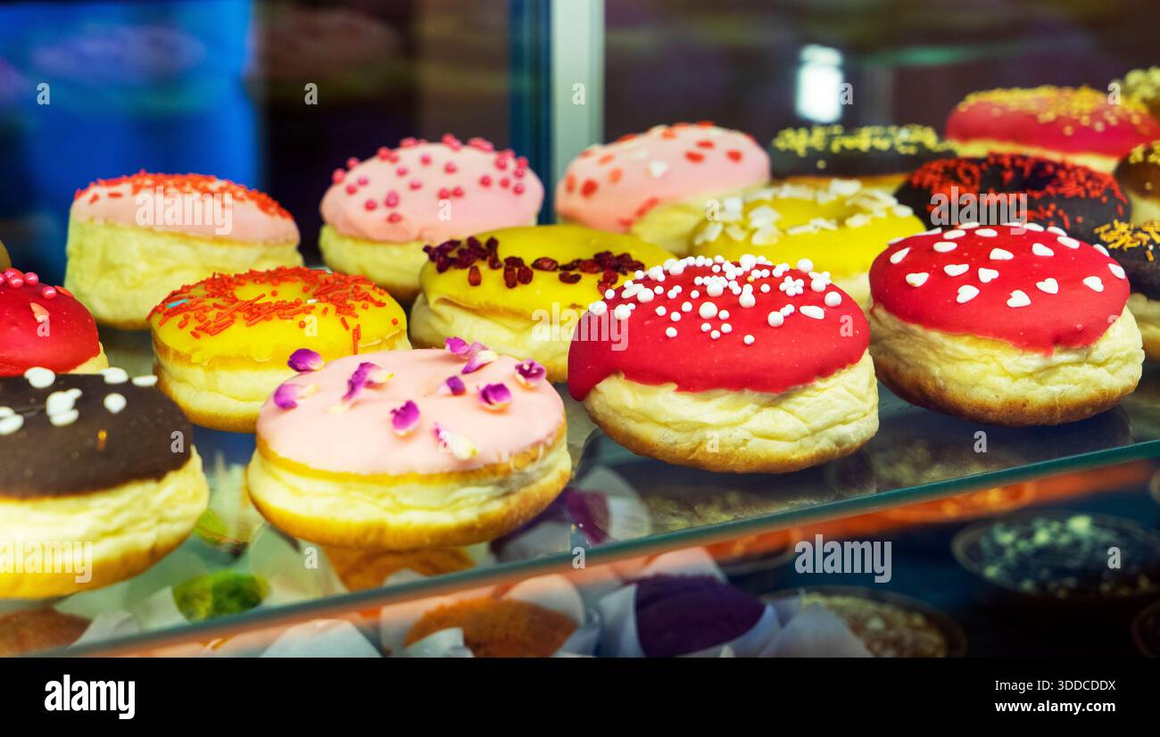 différents gâteaux à la crème et différents fruits sur les étagères du magasin Banque D'Images