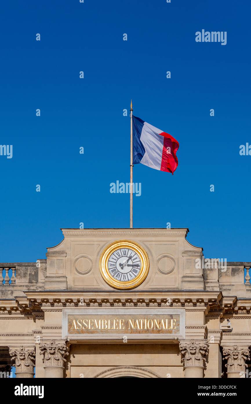 Drapeau français flottant au-dessus de l'entrée de l'Assemblée nationale, l'une des deux chambres du parlement français, située place du Palais Bourbon Banque D'Images