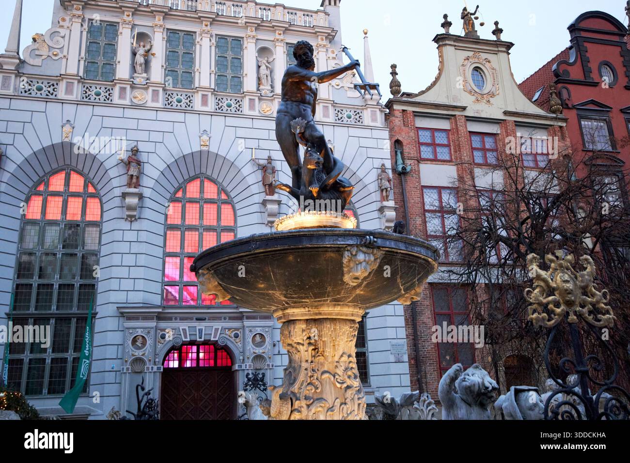 fontanna neptuna neptune statue et fontaine devant le long marché de la cour d'artus gdansk pologne Banque D'Images
