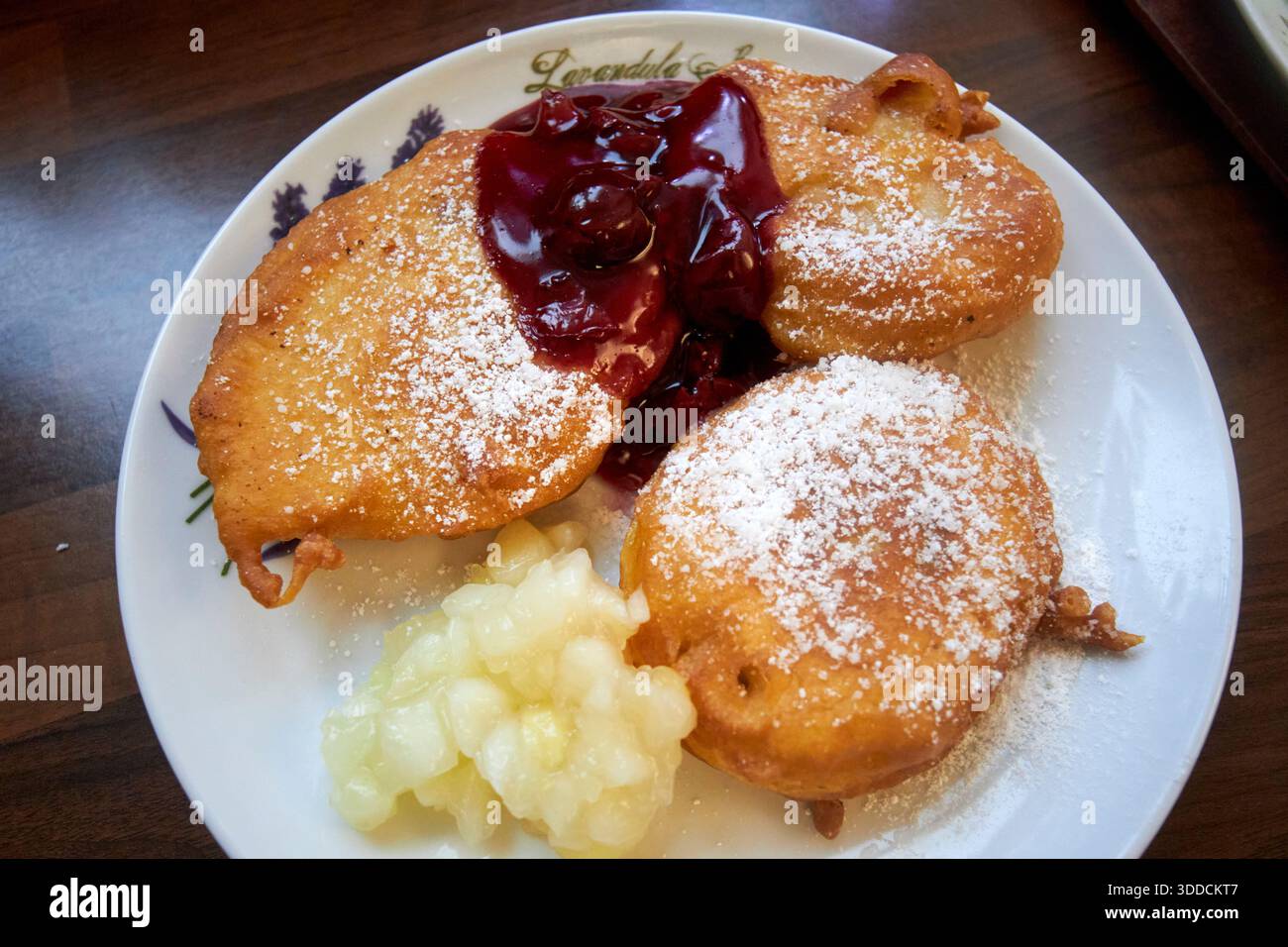 dessert beignet frit avec sauce pomme et cerise au bar mleczny neptun bar à lait gdansk pologne cuisine traditionnelle polonaise bon marché Banque D'Images