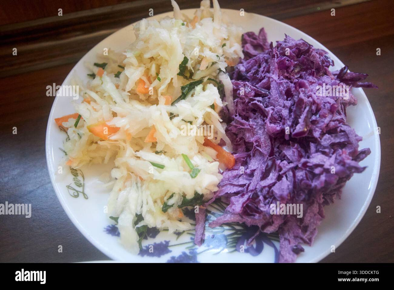 salade de coleslaw et de betteraves au bar mleczny neptun bar à lait gdansk pologne cuisine traditionnelle polonaise bon marché Banque D'Images