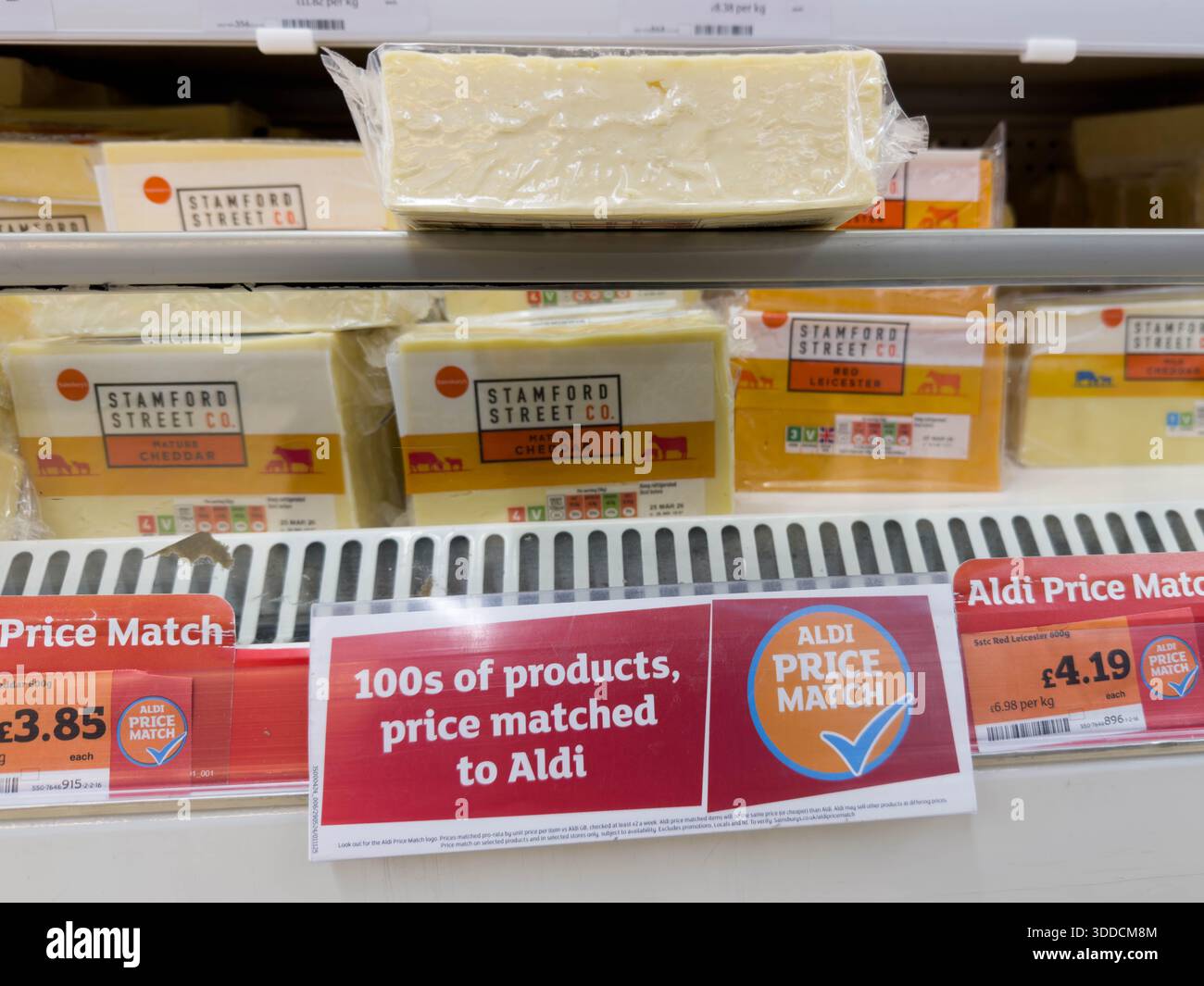 Londres, Angleterre – présentoir de fromages de Sainsbury avec signalétique Aldi Price match montrant les produits aux prix de 3,85 £ et 4,19 £ Banque D'Images