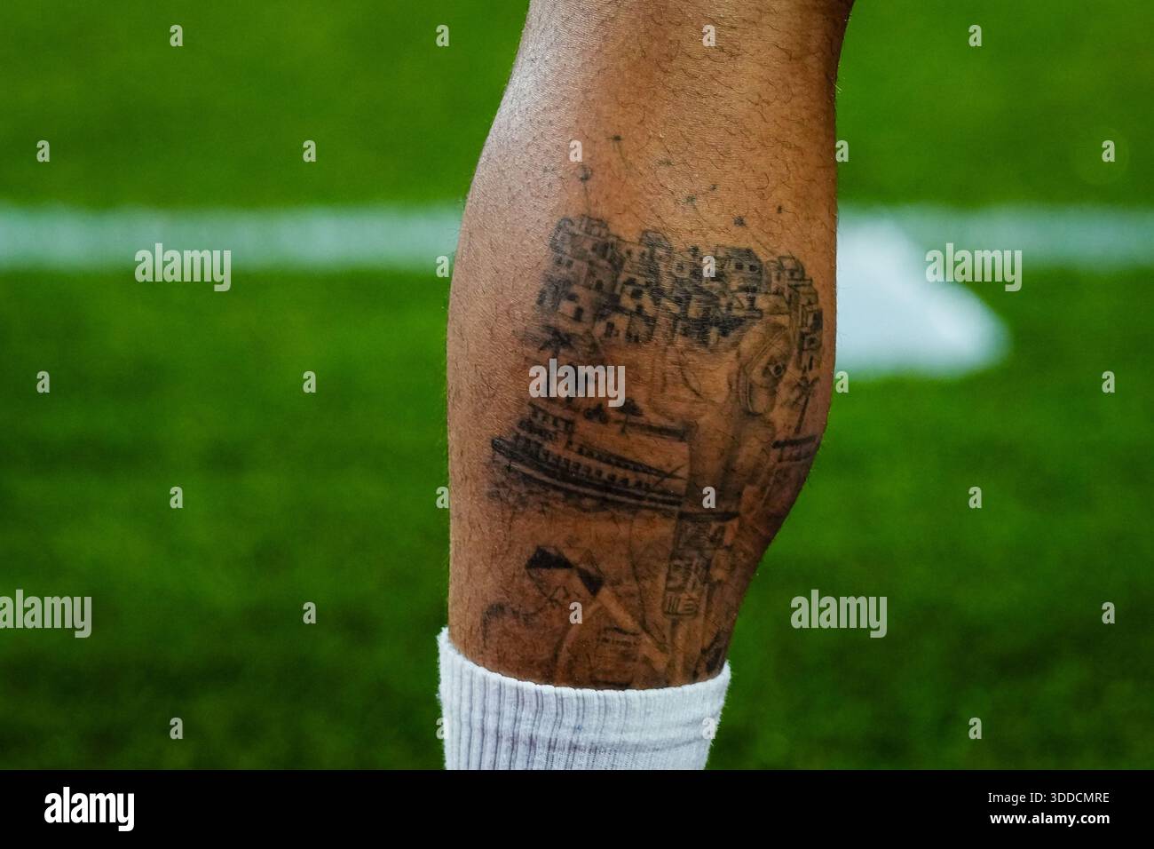 Tatouage de jambe de Lucas Paquetá de West Ham United lors du match de premier League West Ham United vs Brighton et Hove Albion au London Stadium, Londres, Royaume-Uni, 30 décembre 2025 (photo de Maynard Manyowa/News images) *** GER AUT sui OUT *** Banque D'Images