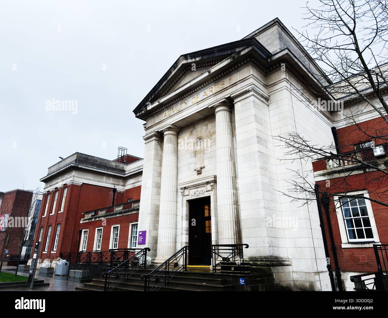 Manchester, Royaume-Uni - 06 décembre 2025 : entrée néoclassique à la faculté des arts de Manchester avec de hautes colonnes et des escaliers à l'extérieur du campus. Banque D'Images
