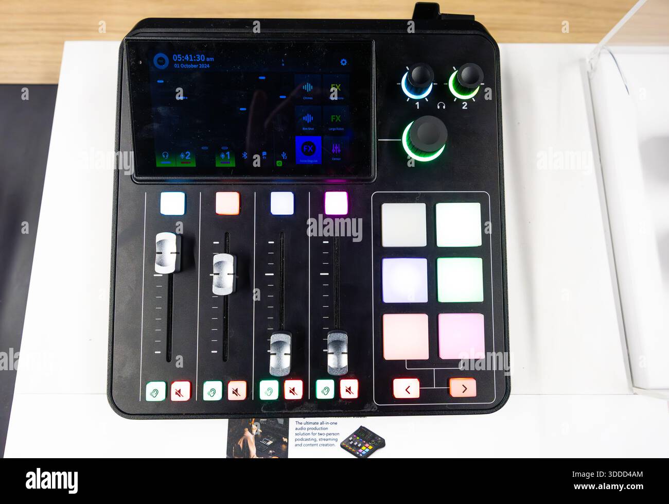 Mélangeur audio podcast professionnel avec interface tactile, boutons et curseurs lumineux, console d'enregistrement sonore moderne pour le streaming, Broadti Banque D'Images