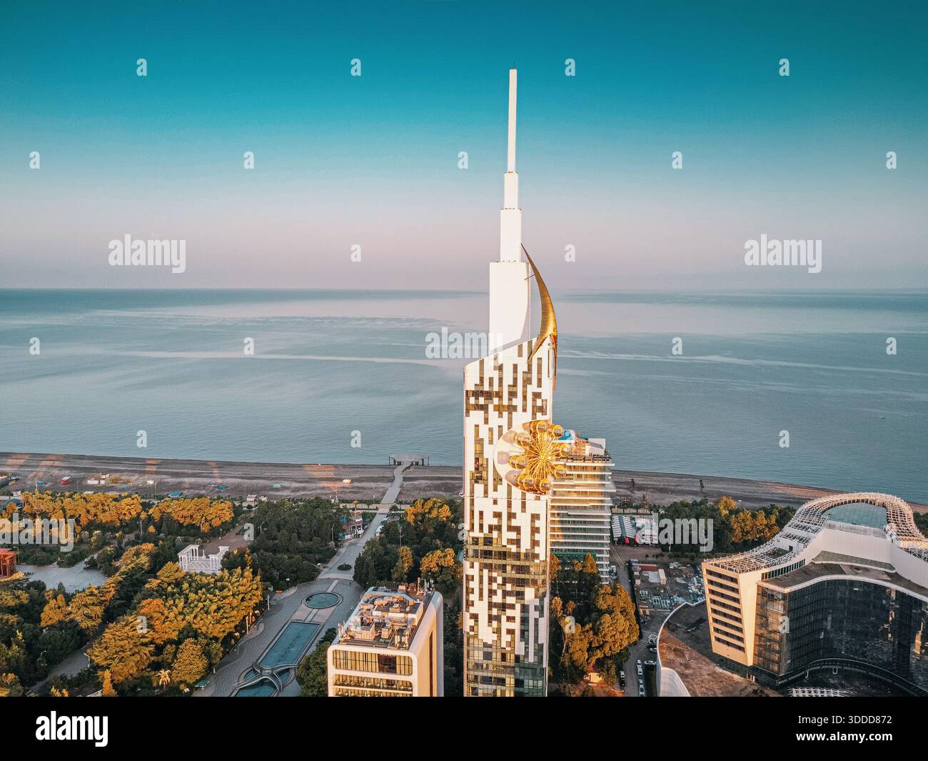 6 novembre 2025, Batoumi, Géorgie : horizon aérien de la ville avec l'architecture unique de la tour technologique de l'Université au bord de la mer Noire Banque D'Images