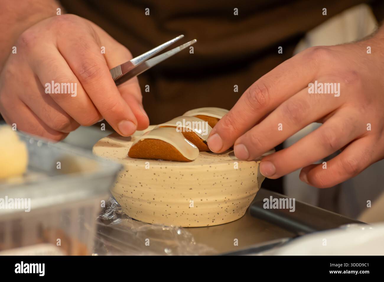 Dégustation spéciale pour les visiteurs, association de nourriture avec un verre de vin de champagne, plats délicieux préparés par des chefs cuisiniers renommés à la nourriture d'hiver et Banque D'Images