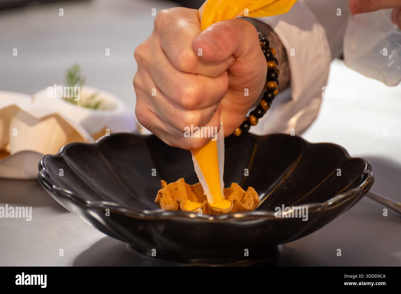 Dégustation spéciale pour les visiteurs, association de nourriture avec un verre de vin de champagne, plats délicieux préparés par des chefs cuisiniers renommés à la nourriture d'hiver et Banque D'Images