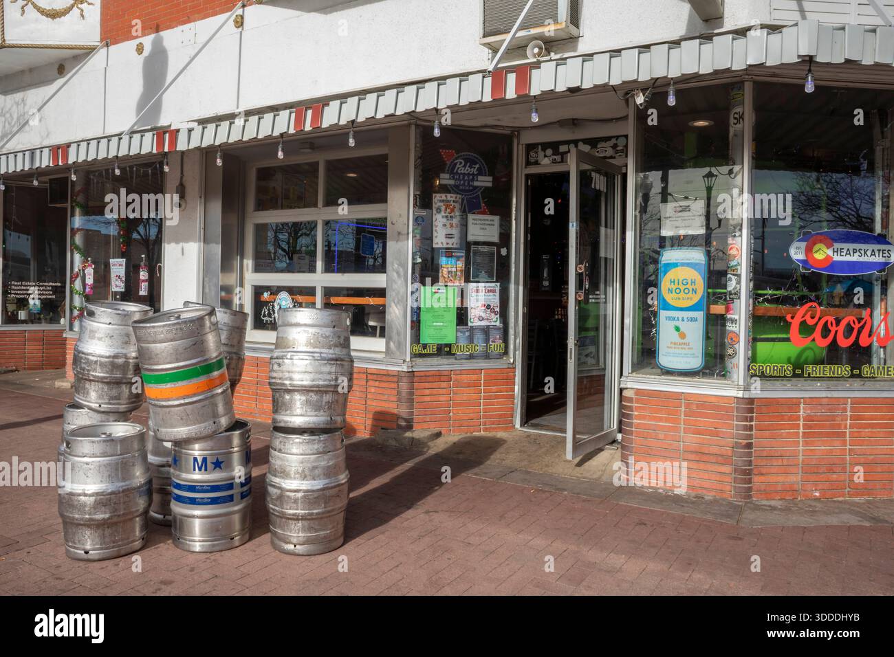 Arvada, Colorado - barils de bière vides empilés à l'extérieur du bar sportif Cheapskates à Olde Town Arvada. Banque D'Images