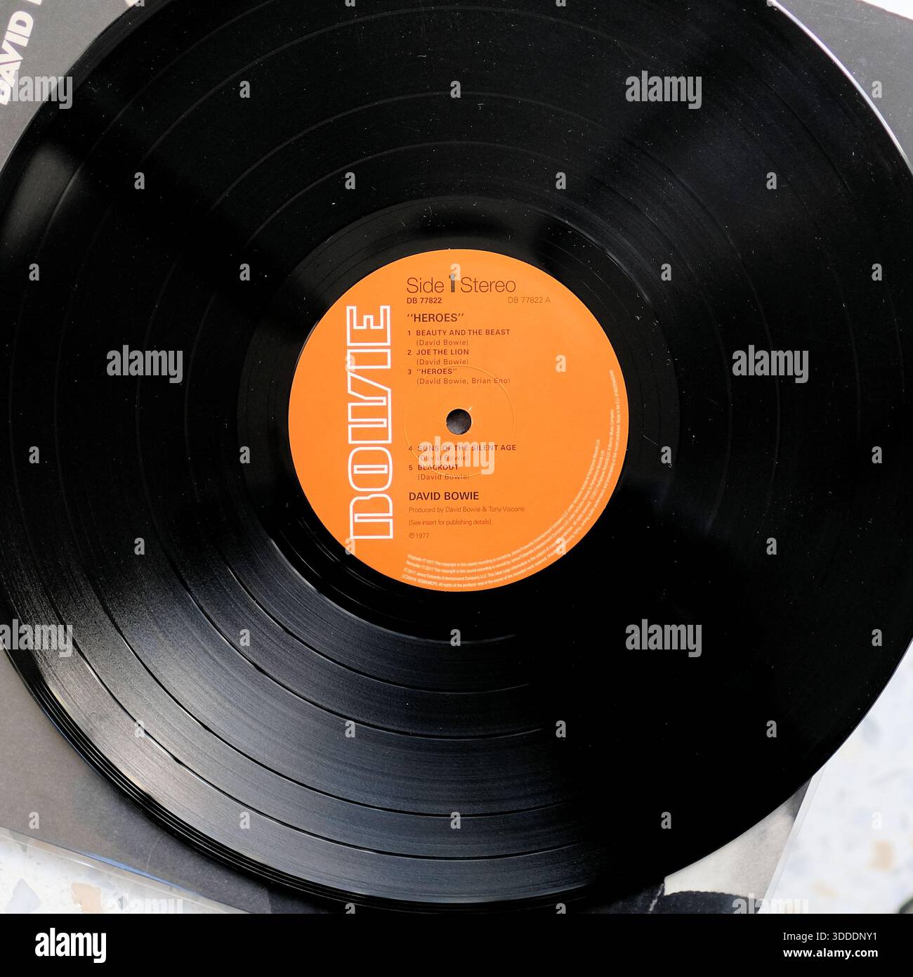 Face 1 du disque vinyle Heroes, le douzième album studio du musicien anglais David Bowie, réédition 2017 de l'original de 1977 ; RCA Records. Banque D'Images