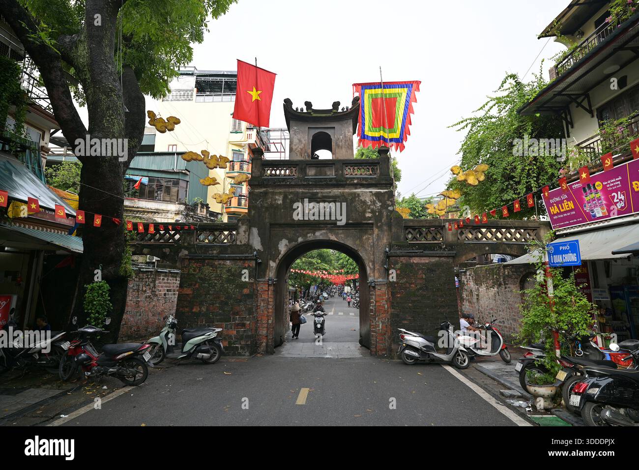 Porte de la vieille ville de Hanoi, porte d'entrée du vieux quartier de la ville, avec une arche centrale pour les véhicules, 2 portes latérales plus petites pour les piétons et tour de guet Banque D'Images