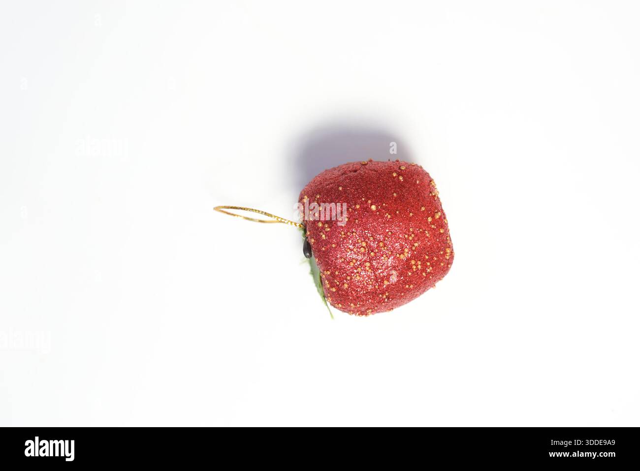 Ornement pailleté rouge avec boucle dorée. Décoration d'arbre Christas isolé sur blanc. Banque D'Images