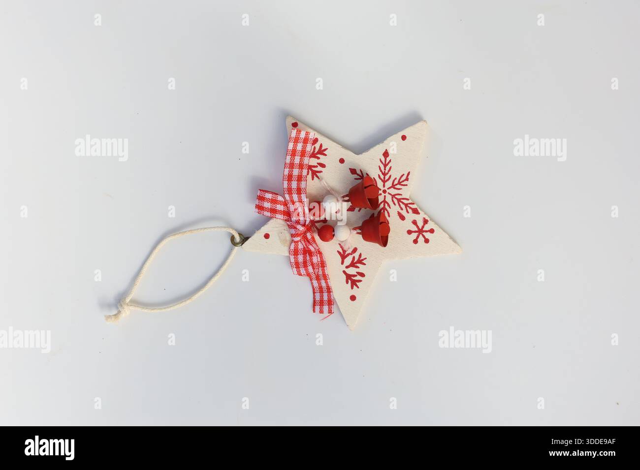 Ornement étoile avec arc rouge et cloches. Décoration de Noël isolée sur blanc. Banque D'Images