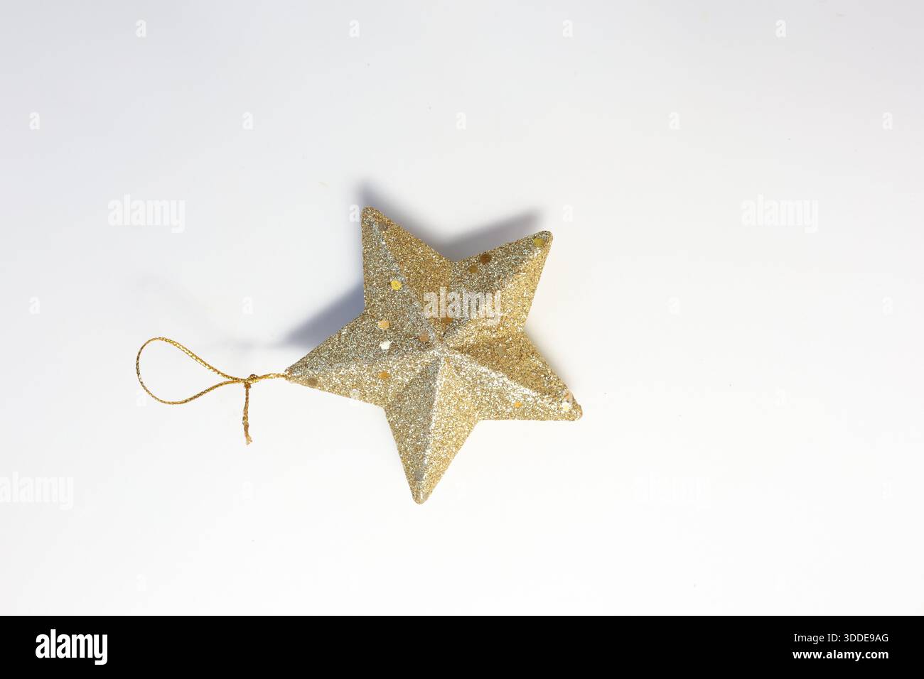 Ornement étoile de paillettes dorées sur fond blanc. Ornement de Noël isolé sur blanc. Banque D'Images