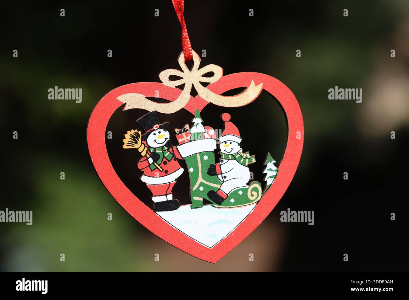 Ornement de noël en forme de coeur avec des personnages festifs Banque D'Images