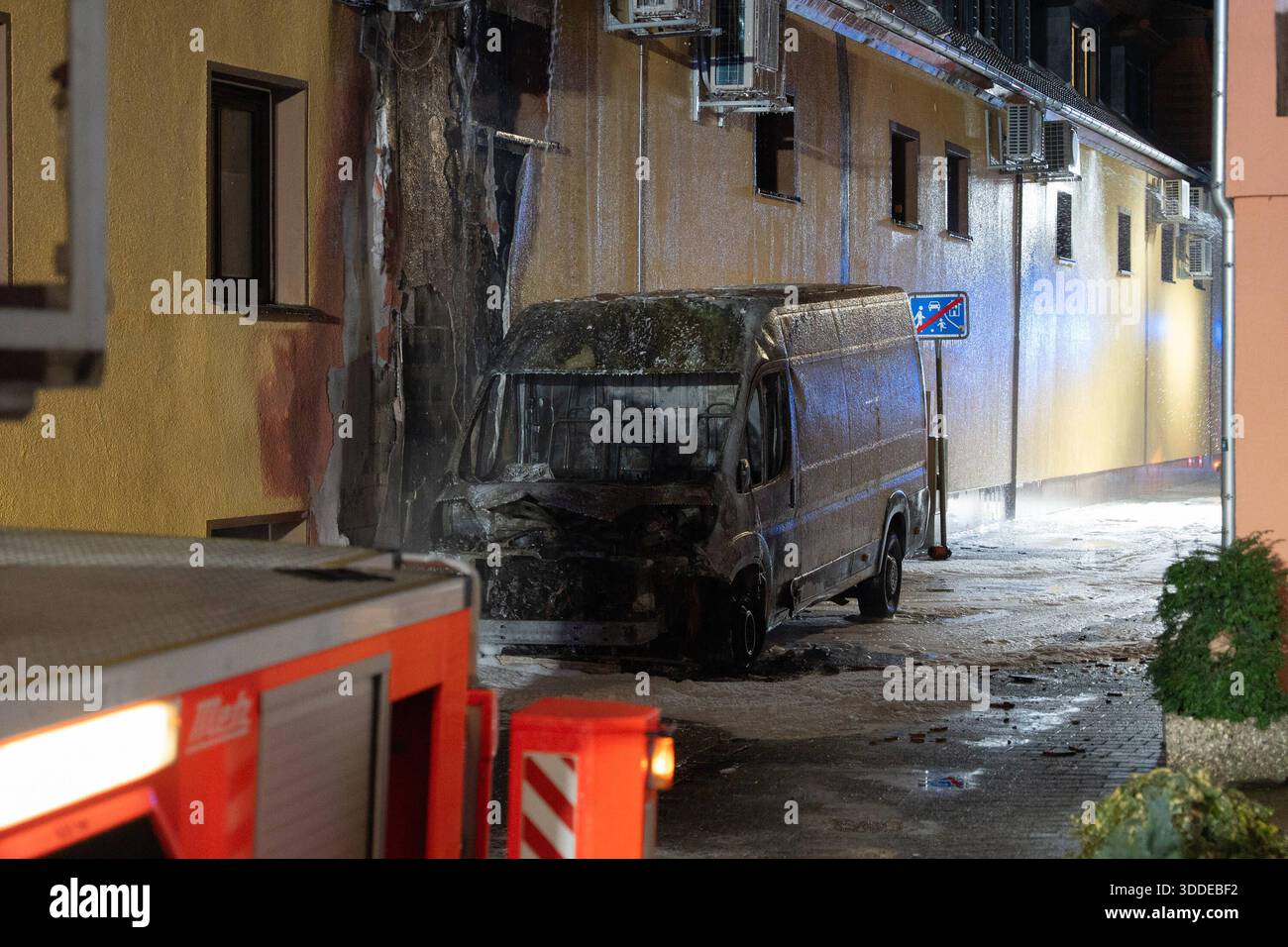 Lieferwagen brennt neben Gebäude Feuer greift auf Dachstuhl über am 31.12.2025 geriet kurz vor 02 :00 Uhr ein Lieferwagen in Brand, der direkt neben einem Gebäude mit Wohn- und Geschäftseinheiten in Bickenbach Stand. Die Flammen griffen auf den angrenzenden Dachstuhl über und breiteten sich auf dem Großteil des Dachbodens aus. Da dieser nicht von innen erreichbar War, mussten die Einsatzkräfte die gesamten Dachziegel entfernen, um gezielte Löschmaßnahmen durchführen zu können. Vier Drehleitern sowie ein Mast der Werkfeuerwehr Merck kamen zum Einsatz. Winterliche Minusgrade erschwerten die Lösc Banque D'Images