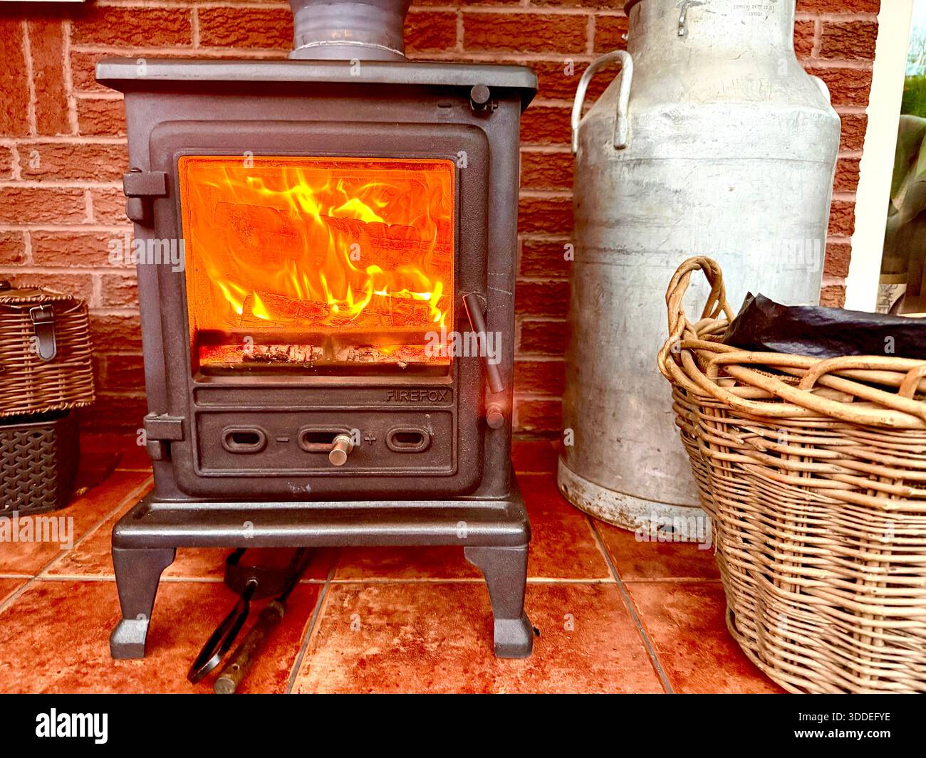 Un poêle à bois Firefox dans une maison au Royaume-Uni Banque D'Images