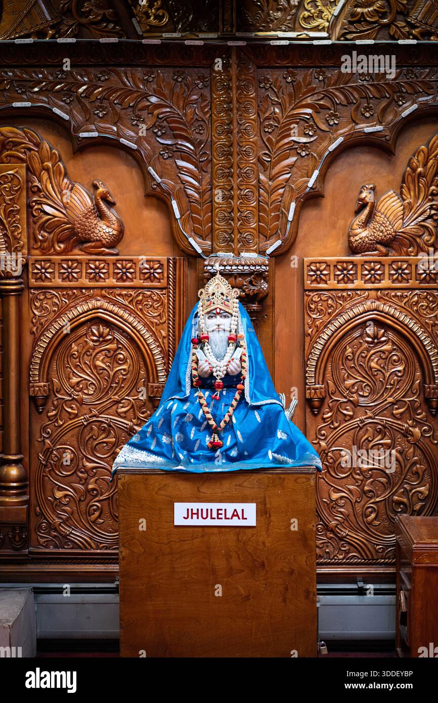 Une statue du Dieu hindou Jhulelal, un Dieu vénéré et incarnation du Dieu de l'eau Varuna .. Au temple Geeta à Corona, Queens, New York. Banque D'Images