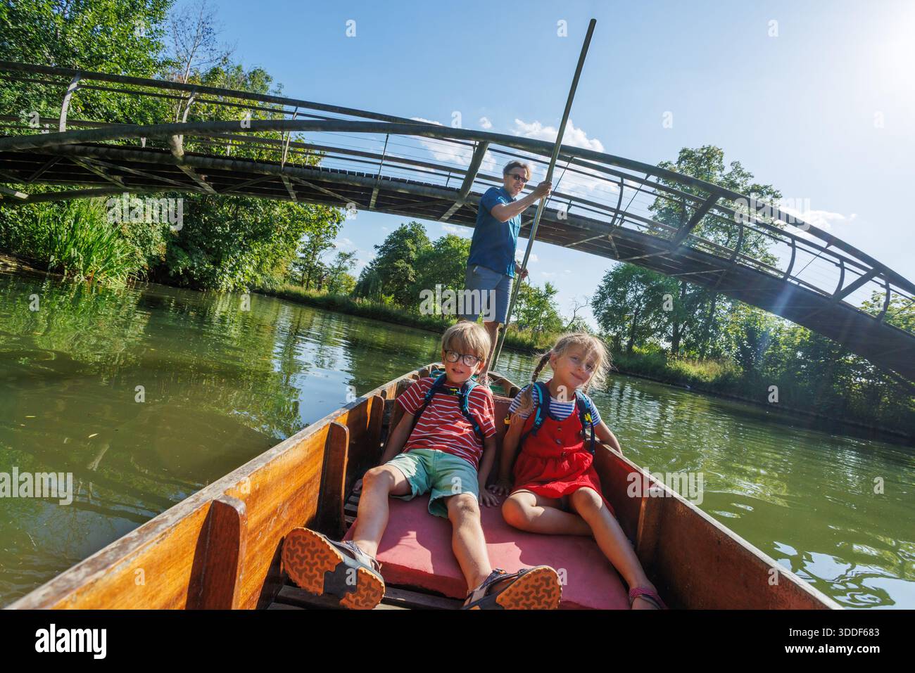 Charmante promenade en bateau sous le pont par une journée ensoleillée et calme de rivière Banque D'Images