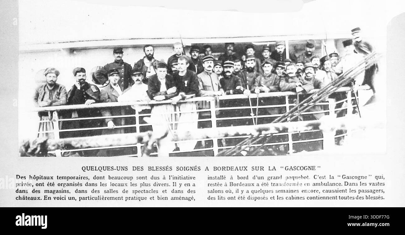 Clip du magazine français le miroir, octobre 1914, intitulé « ambulances et hôpitaux flottants ». L'image monochrome montre des soldats blessés à bord du paquebot Gascogne à Bordeaux. Au début de la Grande Guerre, des initiatives privées ont transformé divers espaces – y compris des magasins, des théâtres et des châteaux – en installations médicales temporaires. Le Gascogne, un grand navire à passagers, a été transformé en ambulance flottante, avec des lits d'hôpital remplissant ses vastes salons et cabines pour fournir des soins pratiques aux blessés. Banque D'Images