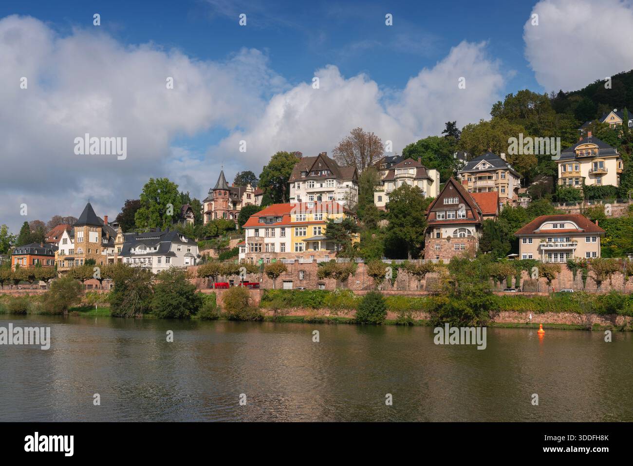 Maisons résidentielles le long de la rivière Neckar Heidelberg.Riverside maisons surplombant la rivière Neckar à Heidelberg, Allemagne. Banque D'Images