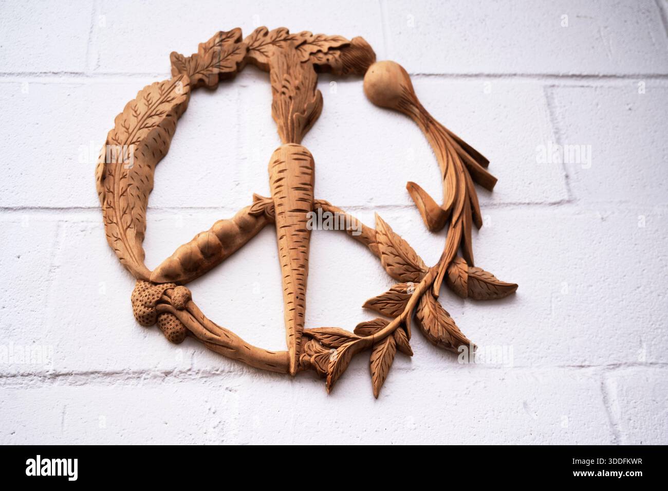 Hackney. Couronne de Noël composée de légumes sculptés en bois en forme de signe CND Banque D'Images