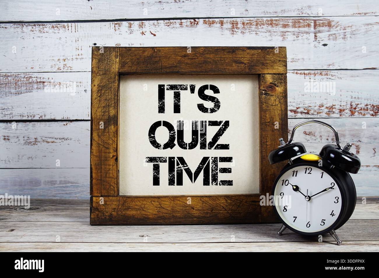 C'est Quiz Time texte avec réveil sur fond en bois Banque D'Images