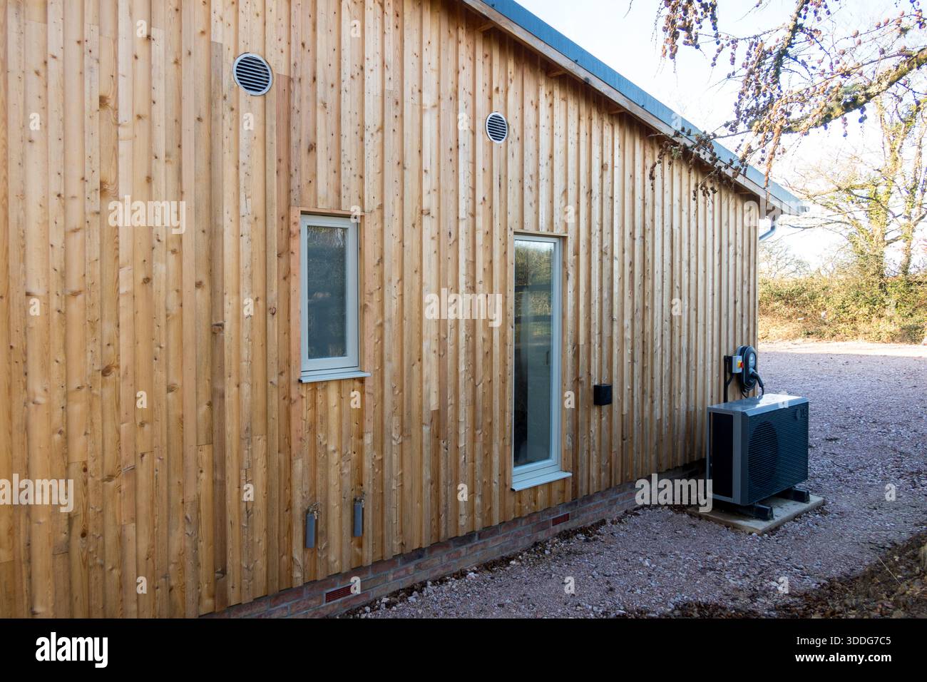 Royaume-Uni, Angleterre. Nouvelle maison de construction avec chargeur Zappi EV 7kW 22kW multiphase pour véhicules électriques et pompe à chaleur LG source d'air. Banque D'Images