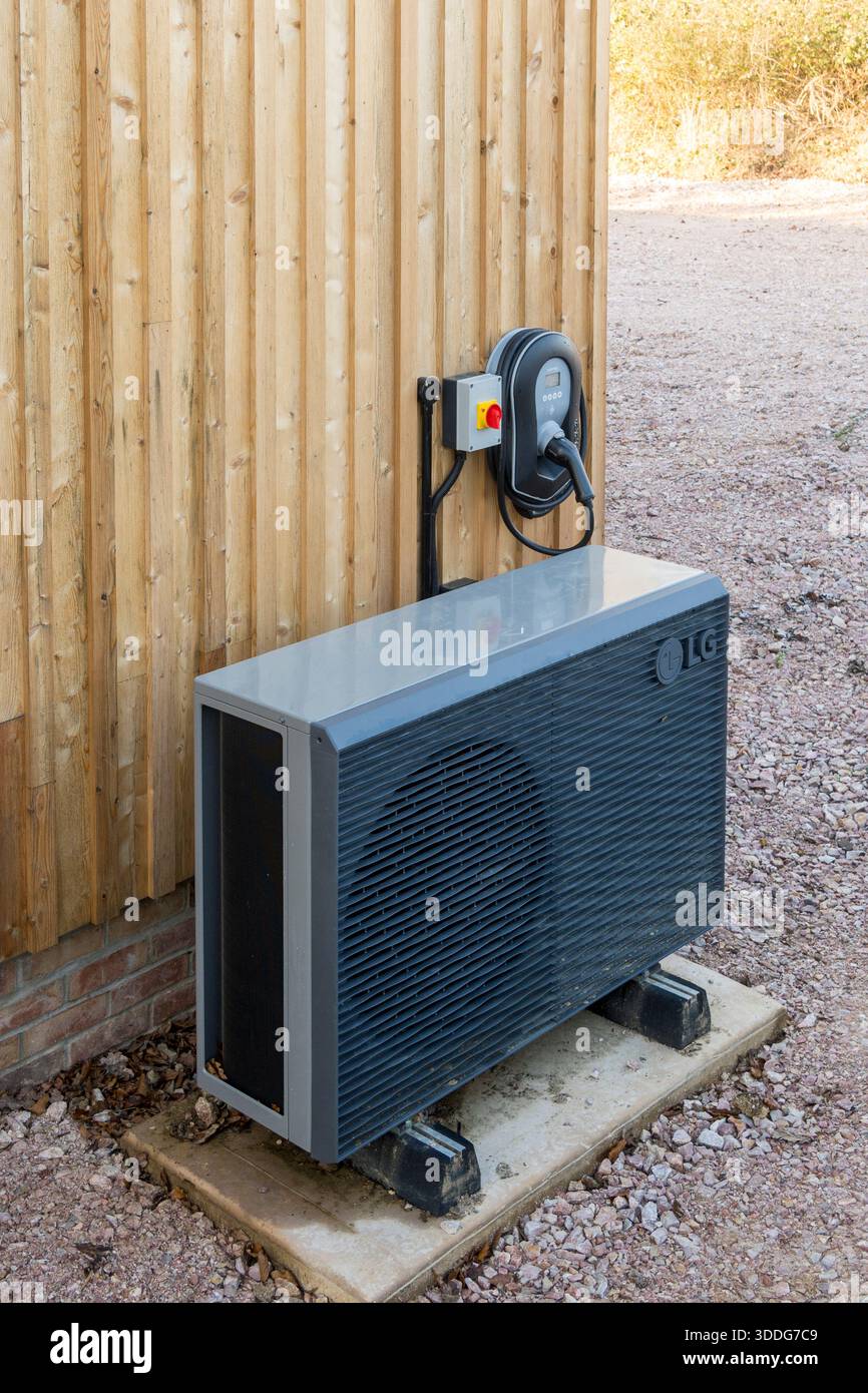 Royaume-Uni, Angleterre. Nouvelle maison de construction avec chargeur Zappi EV 7kW 22kW multiphase pour véhicules électriques et pompe à chaleur LG source d'air. Banque D'Images