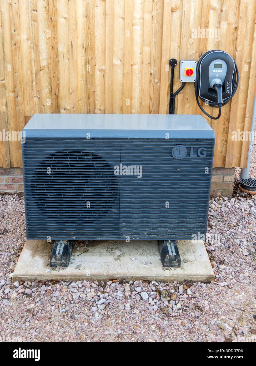 Royaume-Uni, Angleterre. Nouvelle maison de construction avec chargeur Zappi EV 7kW 22kW multiphase pour véhicules électriques et pompe à chaleur LG source d'air. Banque D'Images