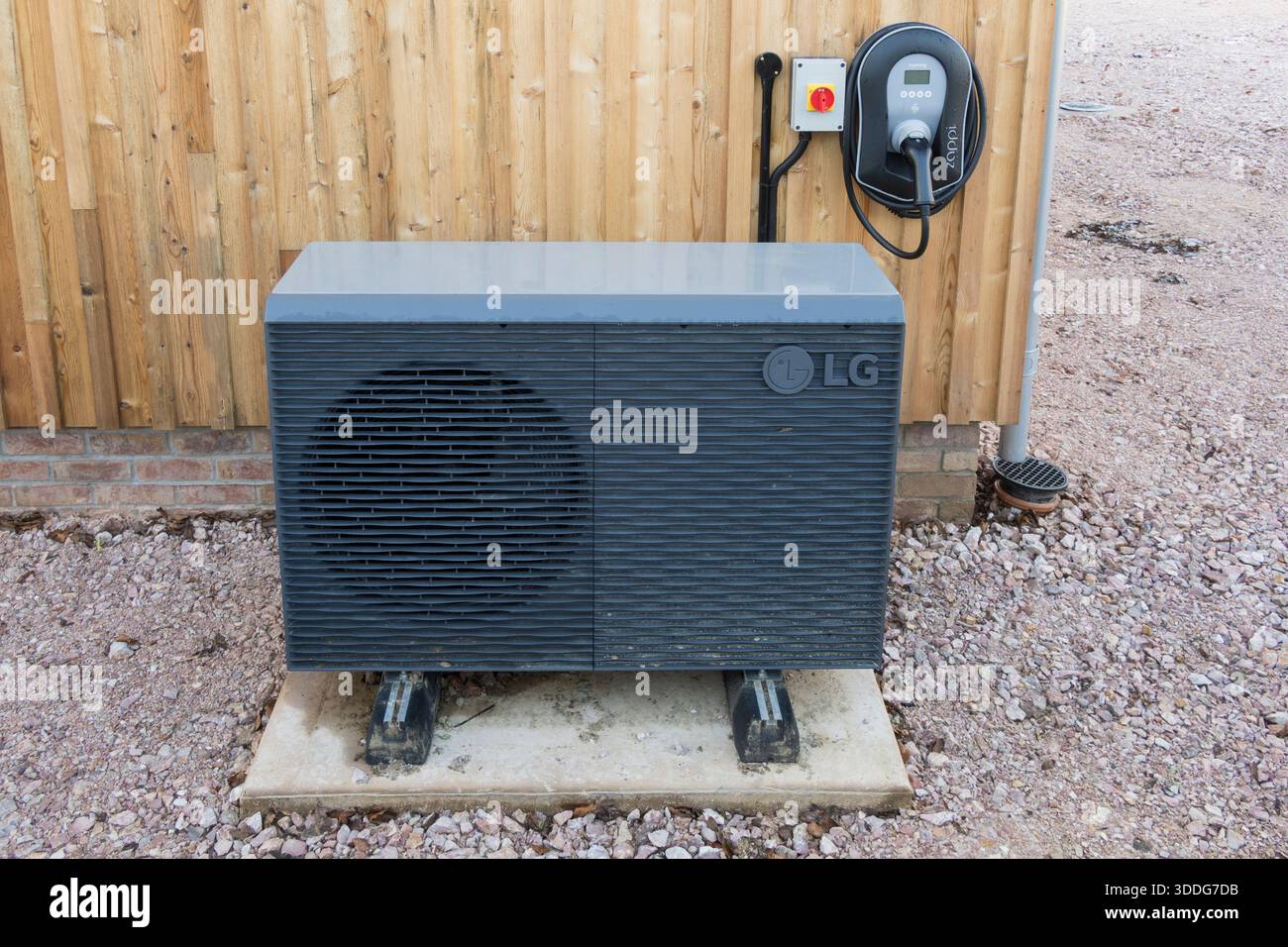 Royaume-Uni, Angleterre. Nouvelle maison de construction avec chargeur Zappi EV 7kW 22kW multiphase pour véhicules électriques et pompe à chaleur LG source d'air. Banque D'Images